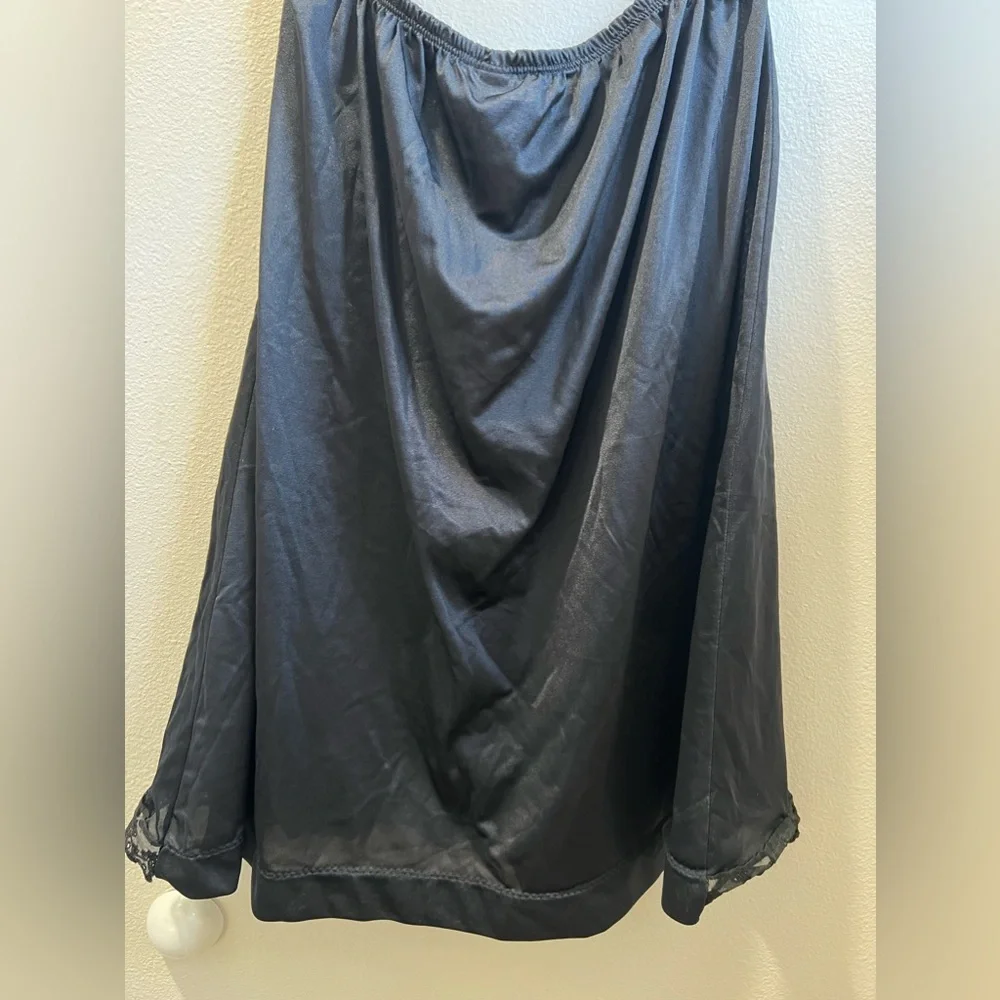 Vandioria vintage black slip with‎ lace trim in front. Size 44